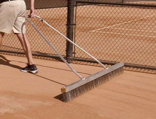 Stahlbesen zur Moosvermeidung bei der Tennisplatzpflege 