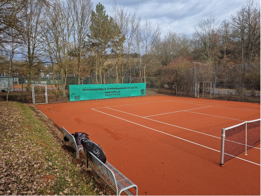 Freiluft-Sandplatztennis im Winter