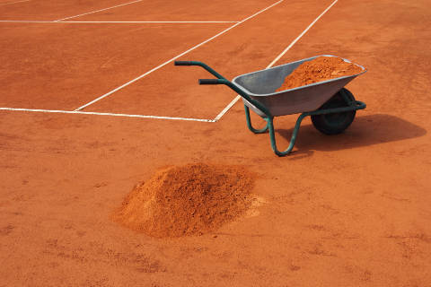 Frühjahrsinstandsetzung von Ziegelmehl-Tennisplätzen