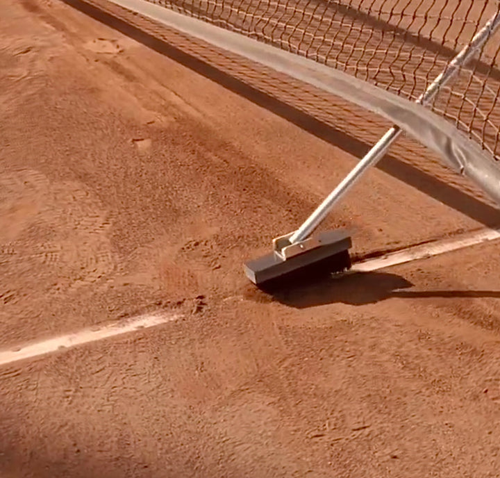 Linienbürste mit PVC-Borsten fegt Tennisplatzlinien