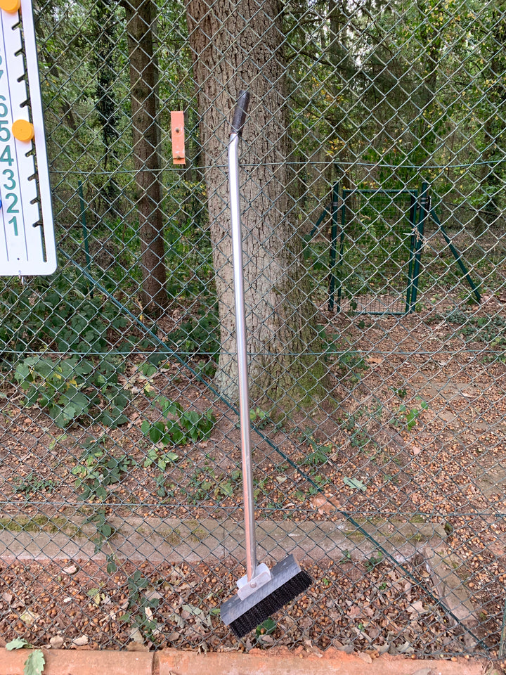 Linienbürste mit Gelenk sauber im Zaun aufgehängt.